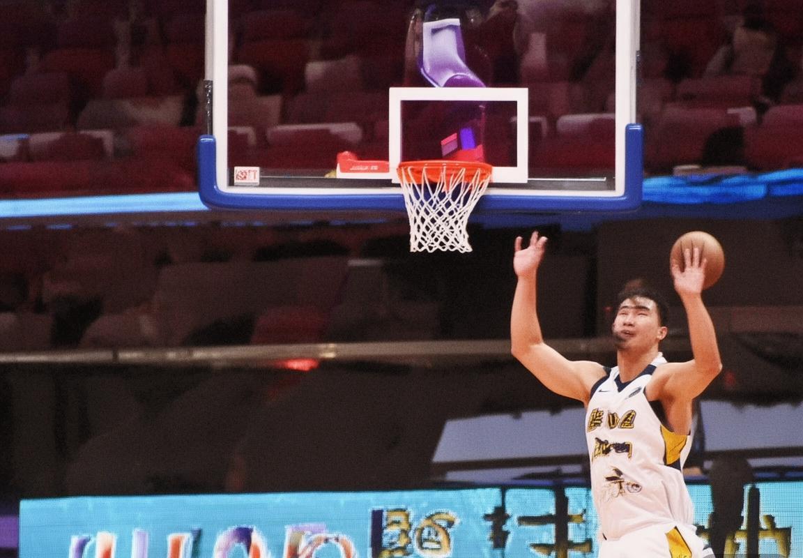 勒布朗·詹姆斯超越科比·布莱恩特，创NBA历史纪录：圣诞大战17次出场的职业生涯里程碑